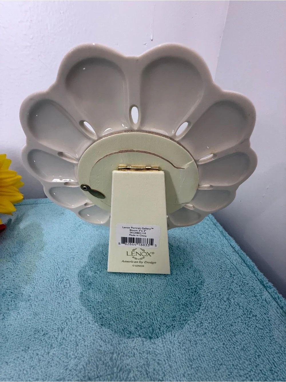 Lenox Cream Ceramic Scalloped Frame with Gold Edge